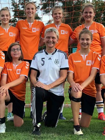 Former national player and European champion Petra Landers visits the Würzburg Dragons, the junior football team of the Würzburg sports club (Photo: Heinz Reinders, Wikimedia Commons).