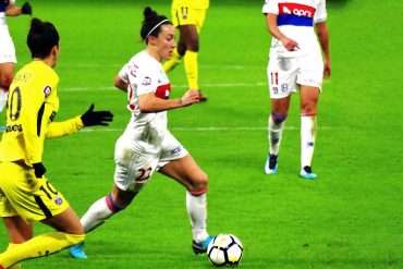 Lucy Bronze chasing the ball (Photo: Dominique Mallen, WikiCommons).