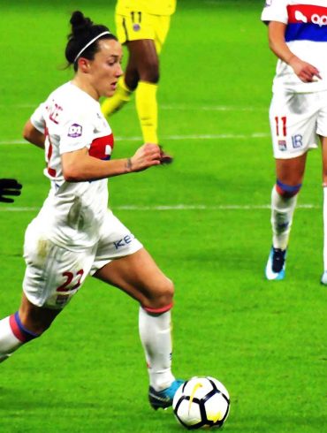 Lucy Bronze chasing the ball (Photo: Dominique Mallen, WikiCommons).