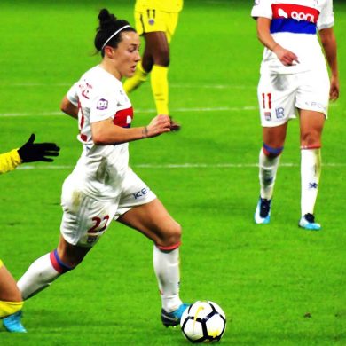 Lucy Bronze chasing the ball (Photo: Dominique Mallen, WikiCommons).