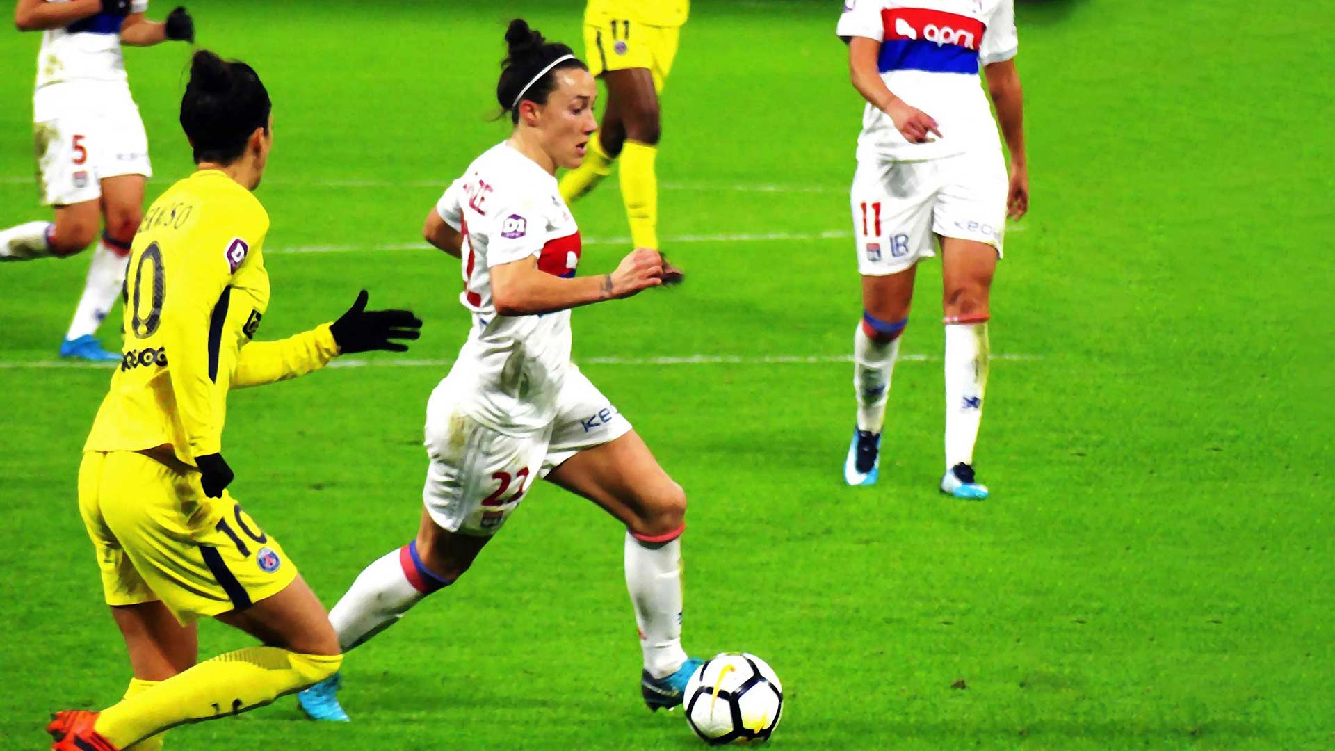 Lucy Bronze chasing the ball (Photo: Dominique Mallen, WikiCommons).