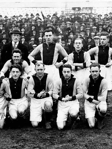 The Ajax team, 1926 with Eddy Hamel is front row, left (Photo: Courtesy of Ajax, Wikimedia Commons).