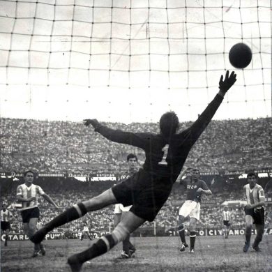 The ‘Black Octopus’ saves his side again: Lev Yashin in action, USSR v Argentina, Buenos Aires 1961 (Photo: Wikimedia Commons).