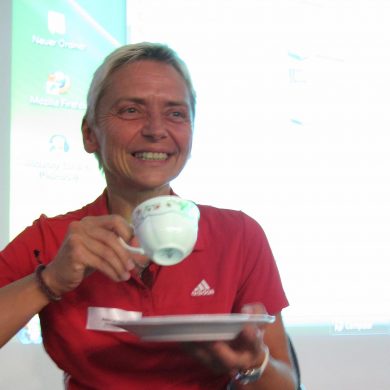 Petra Landers with the tea set she received upon winning the Euro’s in 1989 (Photo: Flickr, Heinrich-Böll-Stiftung).