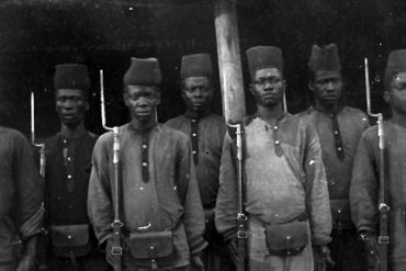 Soldiers in Congo in uniform, approx 1910-1925 (Source: Collectie Stichting Nationaal Museum van Wereldculturen).