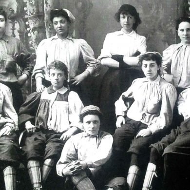 Emma Clarke (back row, second from left) made her British Ladies team debut in 1895 (Photo: Stuart Gibbs, Wikimedia Commons).