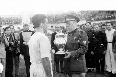 General Moscardó hands over the Copa del Generalísimo, 1939 (Photo: Joseph Brangulí / ABC de Sevilla).