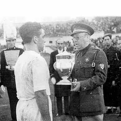 General Moscardó hands over the Copa del Generalísimo, 1939 (Photo: Joseph Brangulí / ABC de Sevilla).