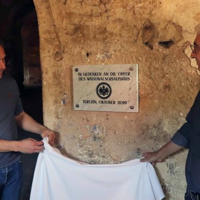 Plaque commemorating victims of National Socialism at Terezin (2019), unveiled by Eintracht Frankfurt.
