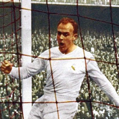 Real Madrid's superstar Alfredo Di Stéfano scoring a goal, August 1959 (source: El Gráfico N° 2083).