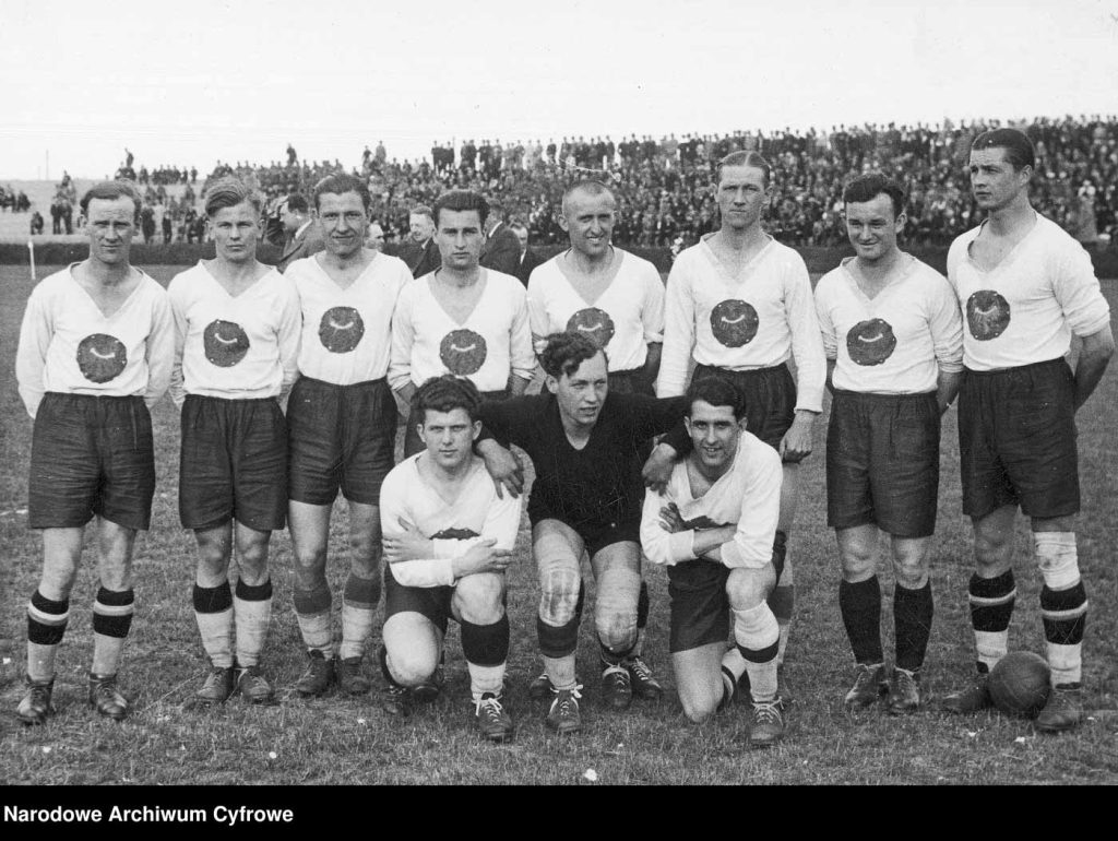Eryk Tatuś with his team. Public domain, From: National Digital Archives.
