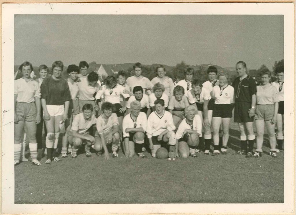 1950 Dutch Women’s team facing Germany. (Photo: Atria Archives).
