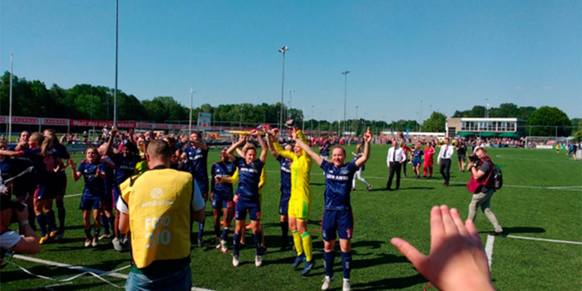 Ajax women celebrating winning the 17/18 title after beating FC Twente.