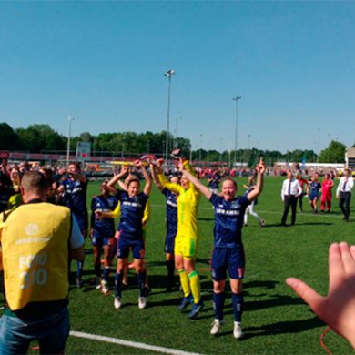 Ajax women celebrating winning the 17/18 title after beating FC Twente.