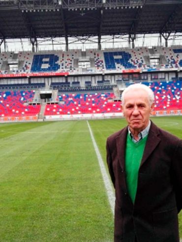 Old Stefan Florenski standing on Gornik Zabrze stadium.