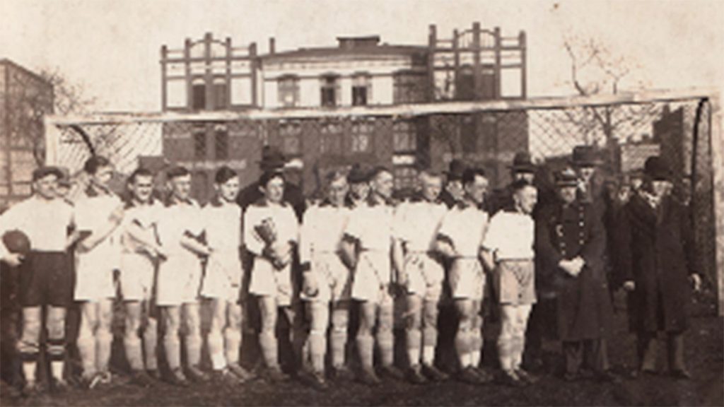 The Ruch Chorzów team with the Juvella Cup before the sparring match against Śląsk Świętochłowice on 22 February 1931. During WWII, the cup was lost forever.
