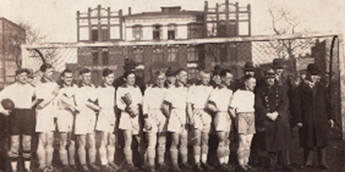 The Ruch Chorzów team with the Juvella Cup before the sparring match against Śląsk Świętochłowice on 22 February 1931. During WWII, the cup was lost forever.