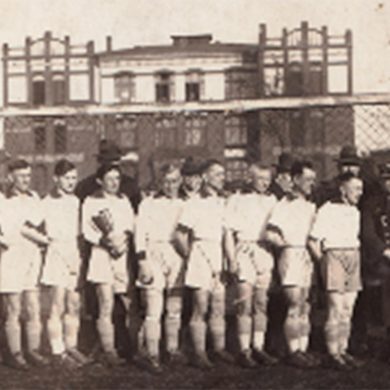 The Ruch Chorzów team with the Juvella Cup before the sparring match against Śląsk Świętochłowice on 22 February 1931. During WWII, the cup was lost forever.