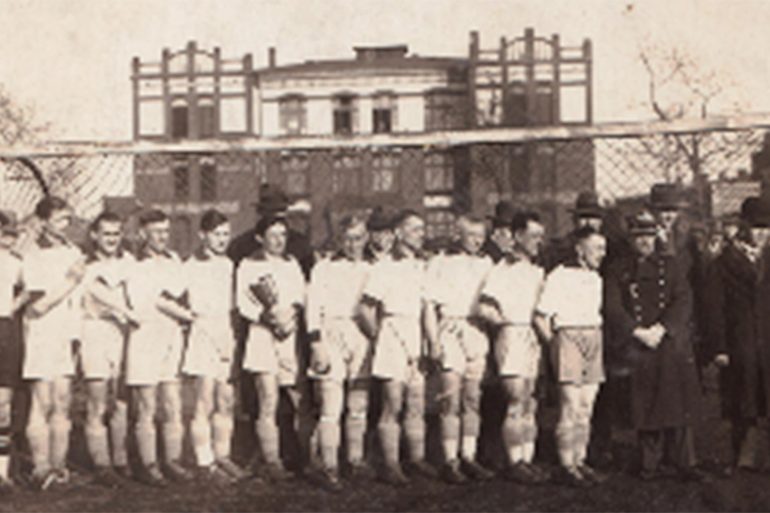 The Ruch Chorzów team with the Juvella Cup before the sparring match against Śląsk Świętochłowice on 22 February 1931. During WWII, the cup was lost forever.