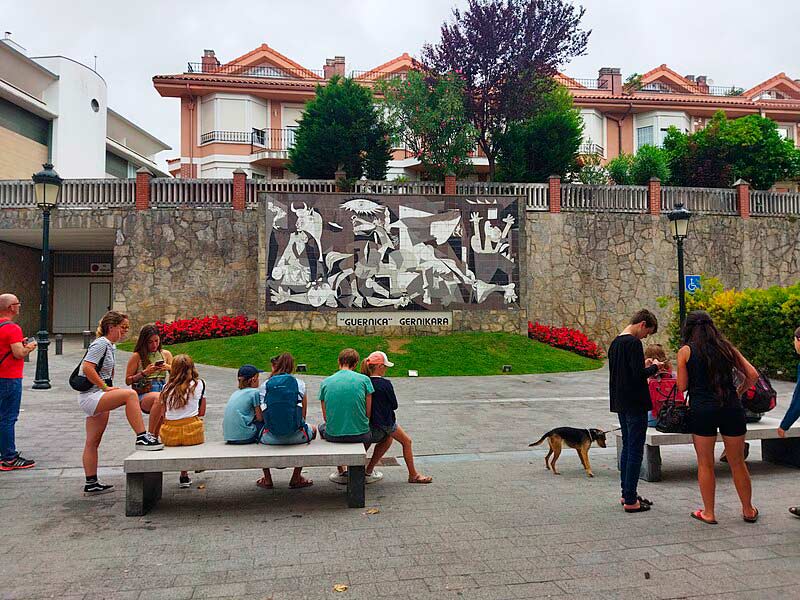 Mural of the Picasso work in Gernika (Photo: MiguelAlanCS, WikiCommons).