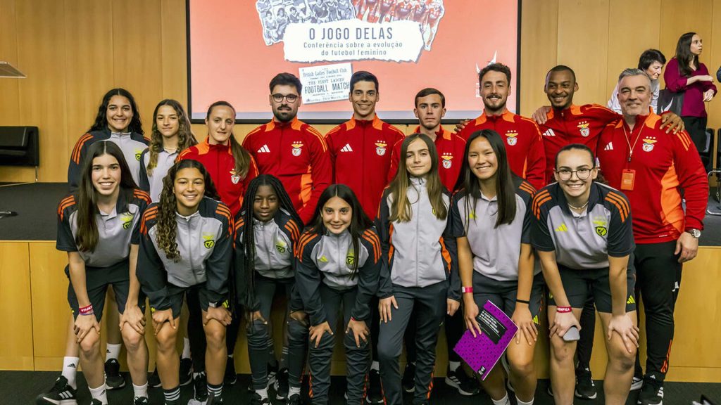 Coaches and players from Benfica’s girls’ youth teams (Photo: SL Benfica).
