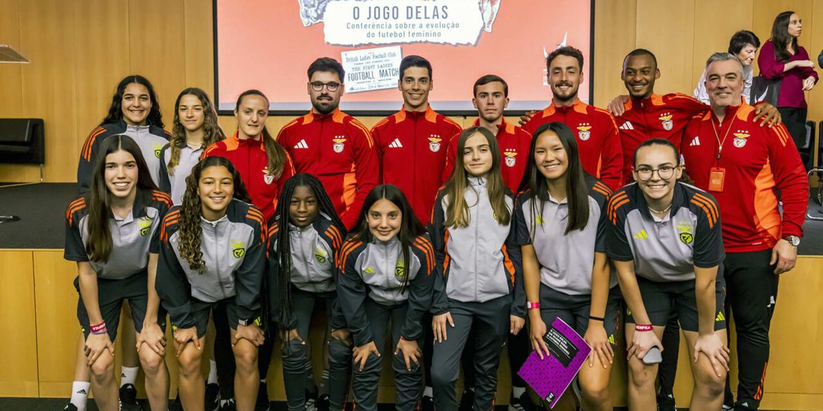 Coaches and players from Benfica’s girls’ youth teams (Photo: SL Benfica).
