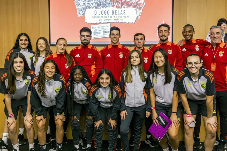 Coaches and players from Benfica’s girls’ youth teams (Photo: SL Benfica).