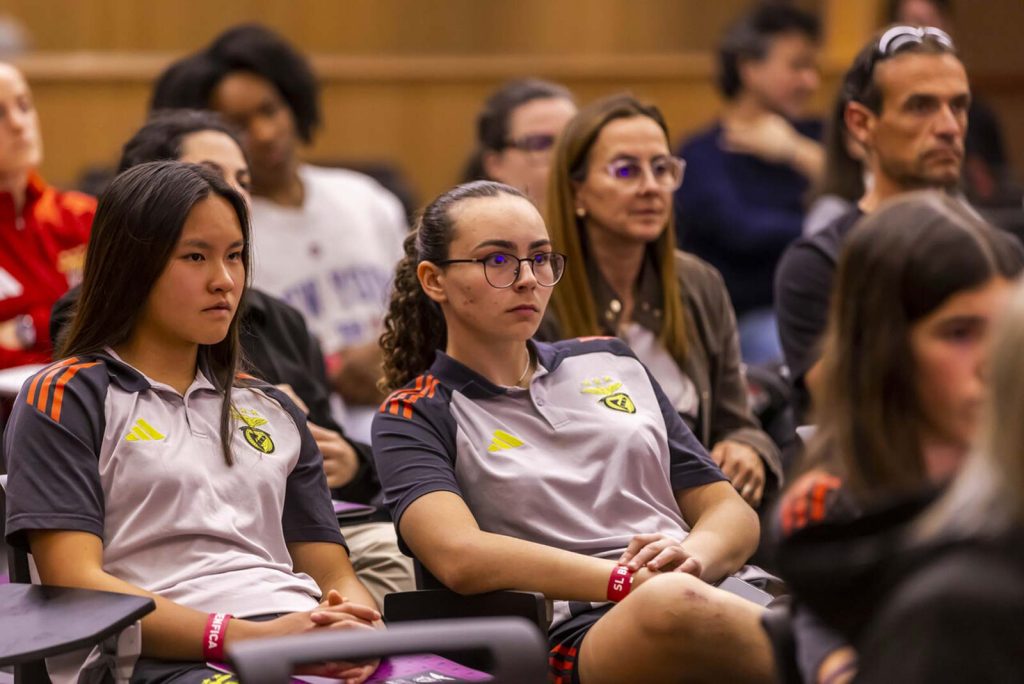 Participants focused during the conference (Photo: SL Benfica).