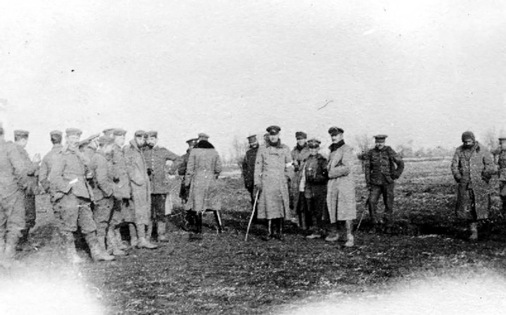 British and German troops meet in No Man’s Land, 1914.