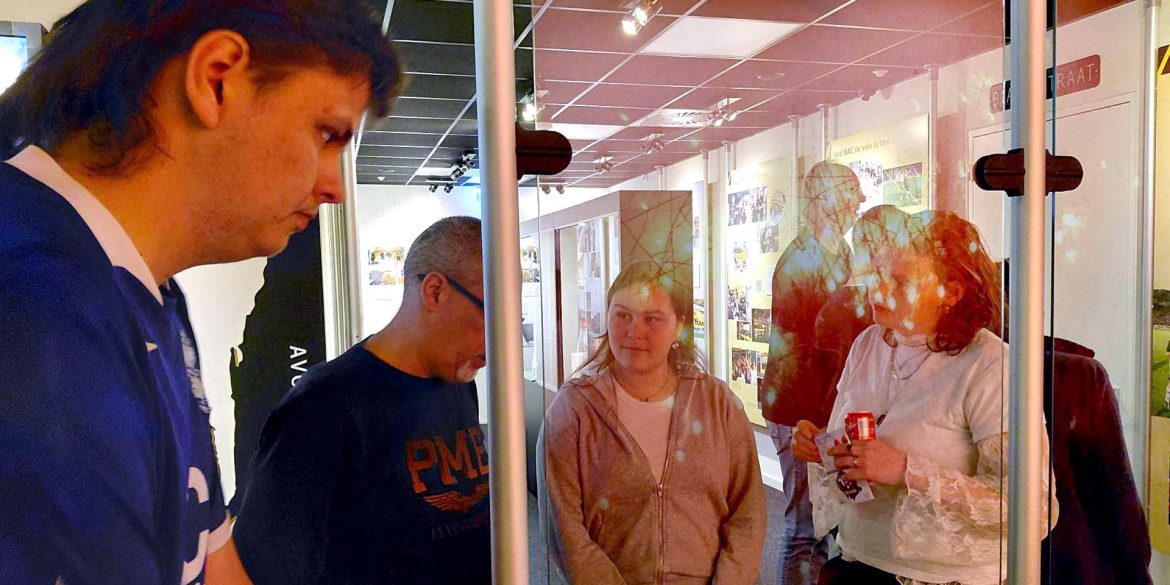 Students asking questions to the volunteers. (photo; Jonathan Even Zohar).