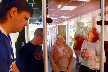 Students asking questions to the volunteers. (photo; Jonathan Even Zohar).