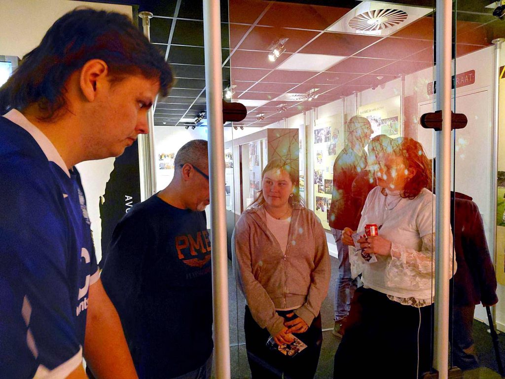 Students asking questions to the volunteers. (photo; Jonathan Even Zohar).