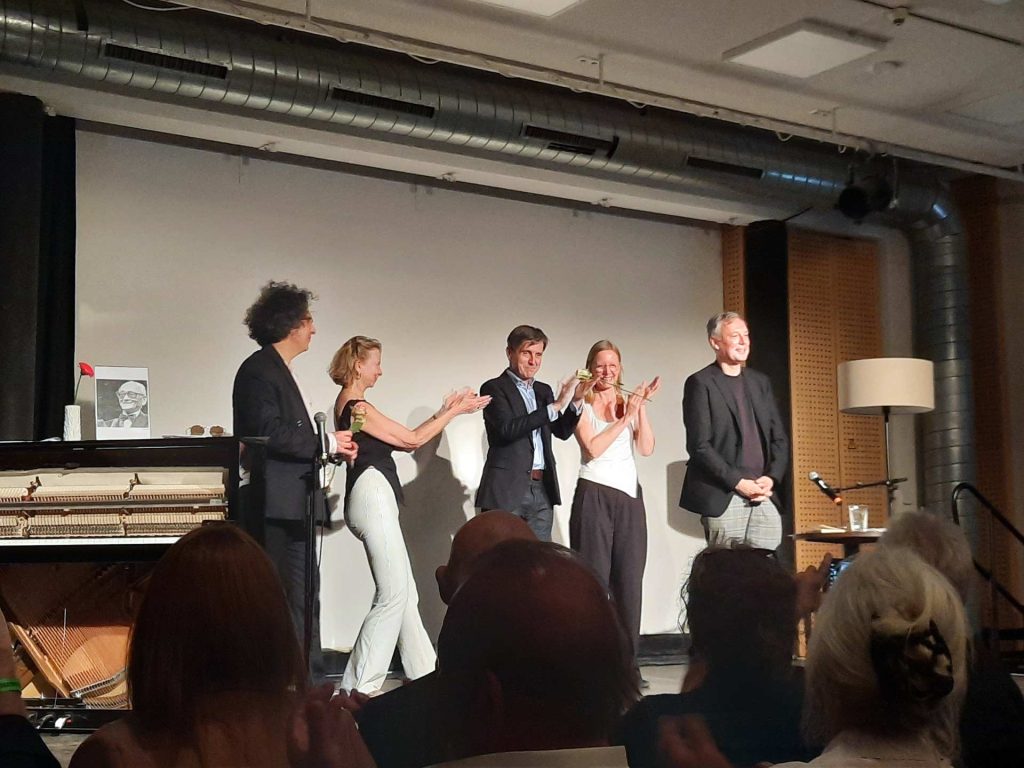 Applause for the dancers, pianist and presetator.